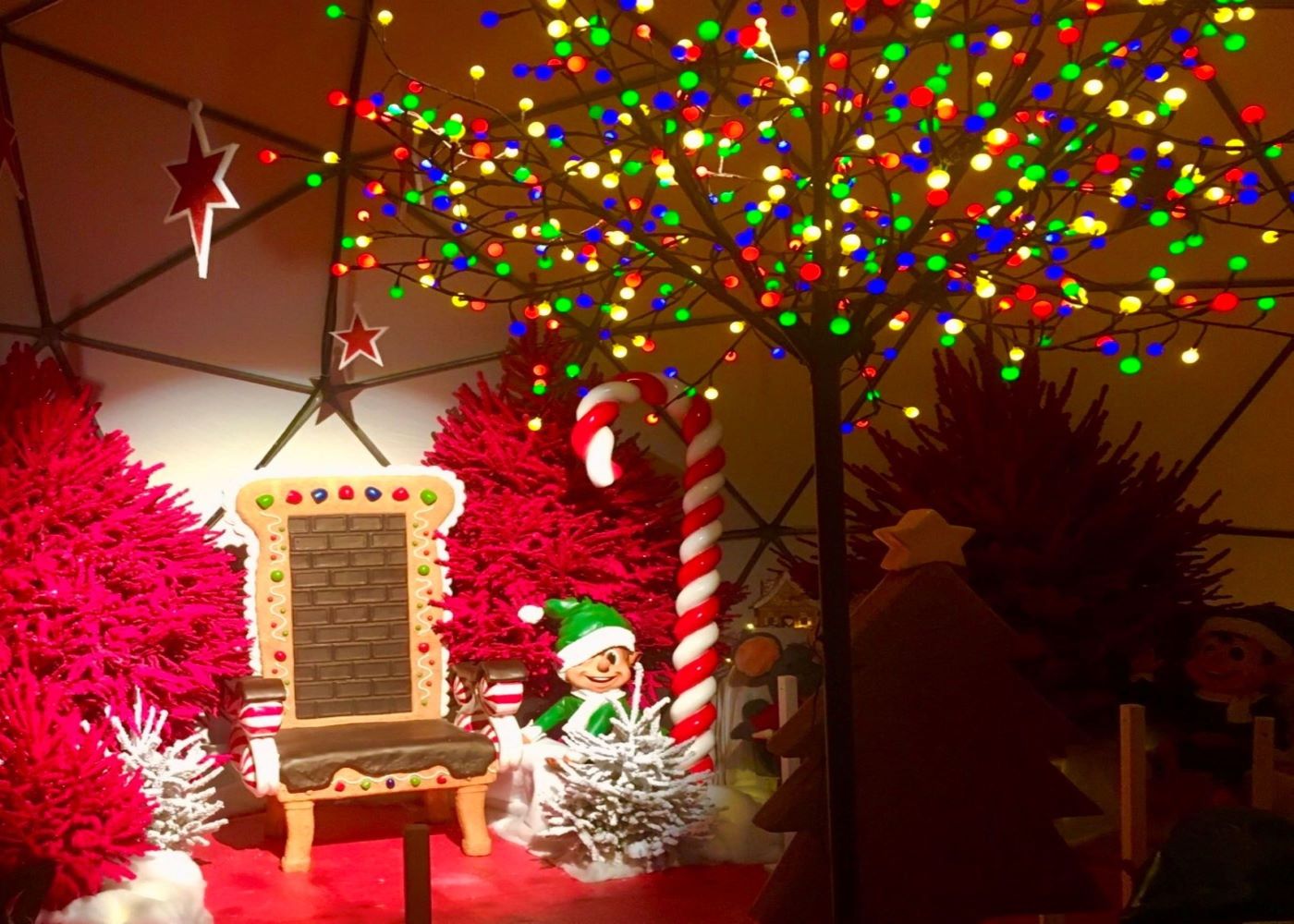 espace photos Père Noël avec décoration trône friandises de noël